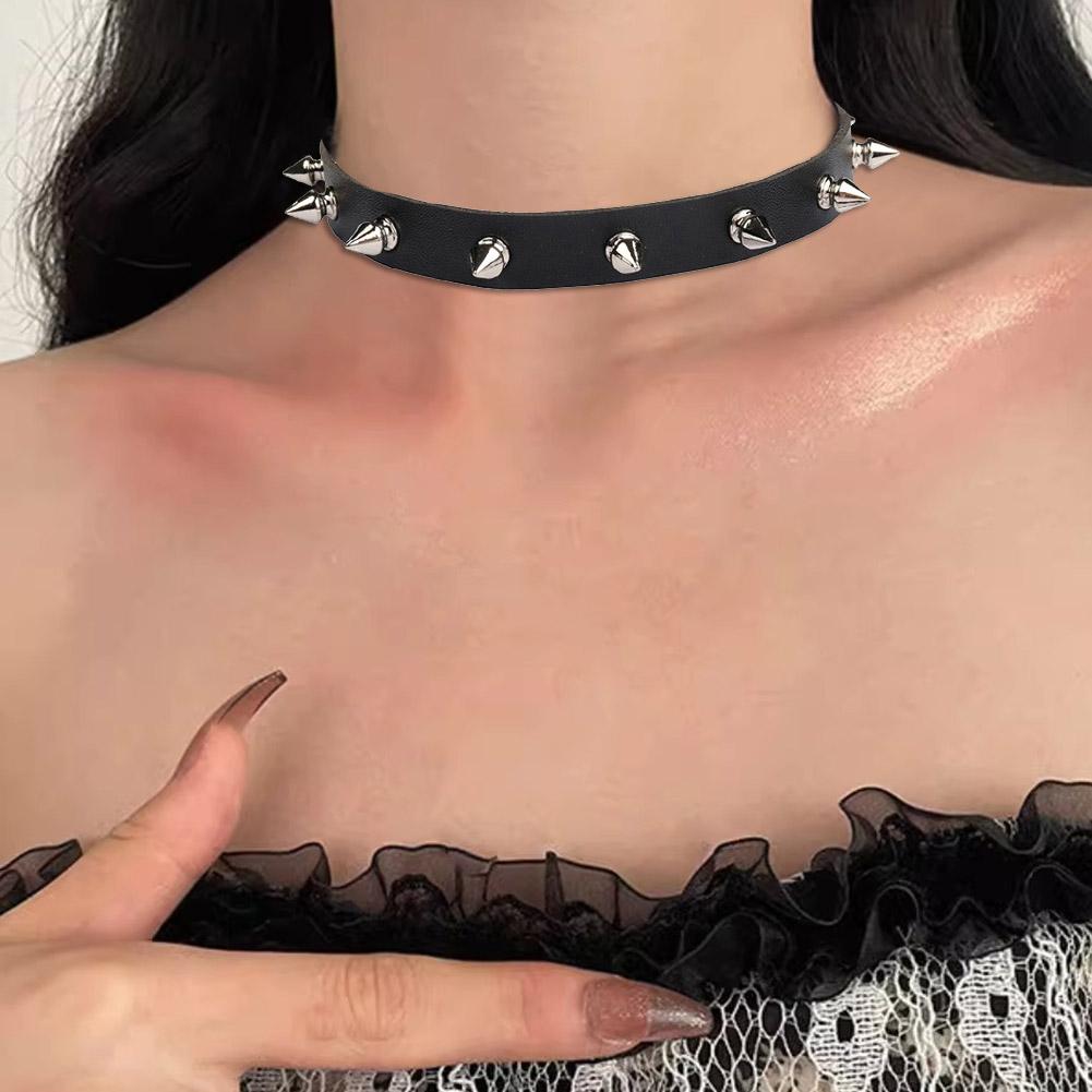 Black PU Leather Choker Neckla - Goth Punk Spike Choker recension och pris